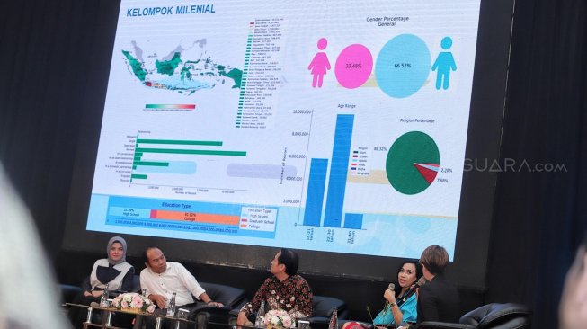 Politisi Partai Nasdem Tina Talisa, Ketua Komisi Pengaduan Masyarakat & Penegakan Etika Pers Dewan Pers Imam Wahyudi, Staf Ahli Menkominfo Hendri Subiakto, Direktur Komunikasi Indonesia Indikator Rustika Herlambang, dan Prita Laura memberi paparan saat Talkshow Politik Tanpa Hoax di Hotel Sultan, Jakarta, Jumat (29/3). [Suara.com/Muhaimin A Untung]