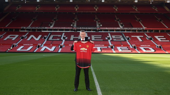 Pelatih caretaker Manchester United, Ole Gunnar Solskjaer berpose saat pemotretan di Old Trafford, Manchester, Inggris, Kamis (28/3). [AFP/Oli SCARFF]