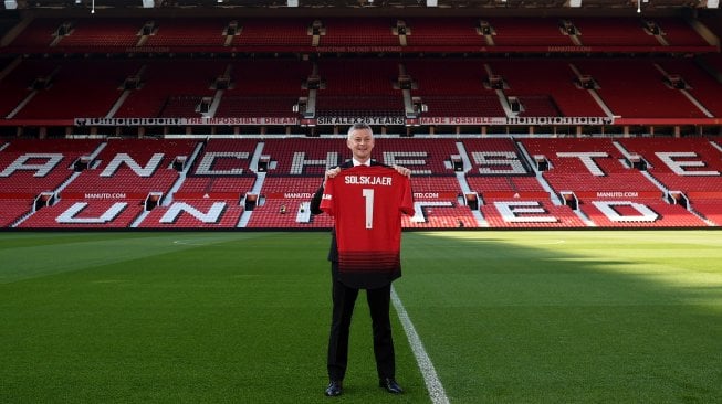 Pelatih caretaker Manchester United, Ole Gunnar Solskjaer berpose saat pemotretan di Old Trafford, Manchester, Inggris, Kamis (28/3). [AFP/Oli SCARFF]