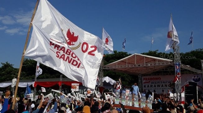 Tunggu Prabowo di Karawang, Warga Sudah Menyemut di Lapangan Galuh Mas