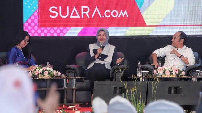 Politisi Partai Demokrat Annisa Tyas Palupi, Politisi Partai Nasdem Tina Talisa, Ketua Komisi Pengaduan Masyarakat & Penegakan Etika Pers Dewan Pers Imam Wahyudi saat Talkshow Politik Tanpa Hoax di Hotel Sultan, Jakarta, Jumat (29/3). [Suara.com/Muhaimin A Untung]