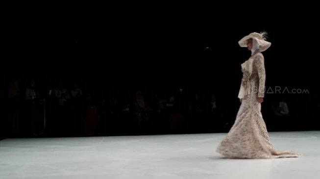 Belleza karya Riris Ghofir di Panggung IFW 2019. (Suara.com/Risna Halidi)