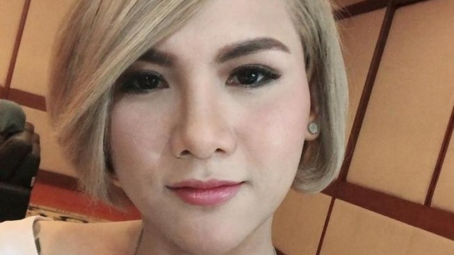 Adem Banget, Intip Penampilan Evelin Nada Anjani Berhijab saat Umrah