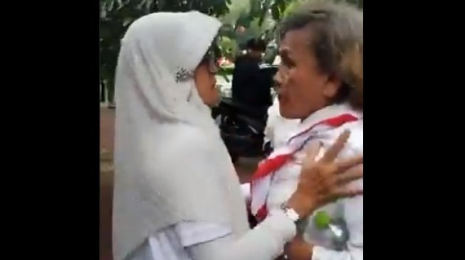 Viral Emak-emak Kubu Jokowi - Prabowo Ribut hingga Saling Dorong dan Jambak