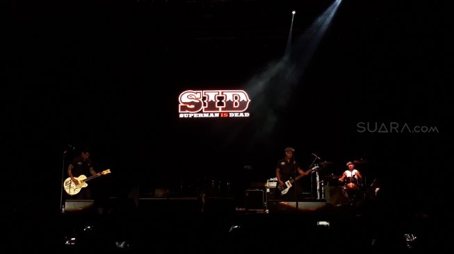 Superman Is Dead saat menjadi konser pembuka Iwan Fals di Ancol, Jakarta Utara, Sabtu (30/3/2019) malam. [Wahyi Tri Laksono/Suara.com]