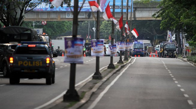 Sejumlah aparat melakukan pengamanan jelang debat Calon Presiden (Capres) di sekitar Hotel Shangri La, Jakarta, Sabtu (30/3). [Suara.com/Arief Hermawan P]