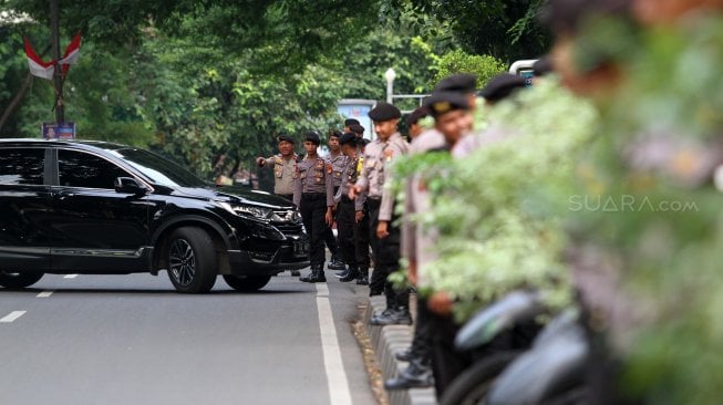 Sejumlah aparat melakukan pengamanan jelang debat Calon Presiden (Capres) di sekitar Hotel Shangri La, Jakarta, Sabtu (30/3). [Suara.com/Arief Hermawan P]