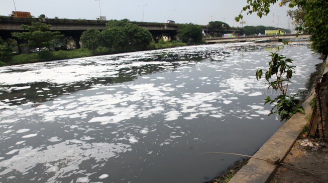 Banjir Kanal Timur Ditutupi Busa Salju