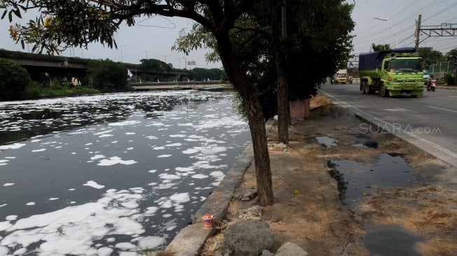 Suasana kali Ancol yang berbusa di Jakarta, Sabtu (30/3).  [Suara.com/Arief Hermawan P]