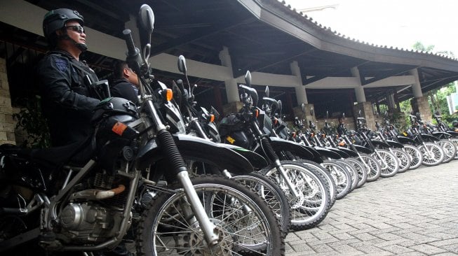 Sejumlah aparat melakukan pengamanan jelang debat Calon Presiden (Capres) di sekitar Hotel Shangri La, Jakarta, Sabtu (30/3). [Suara.com/Arief Hermawan P]