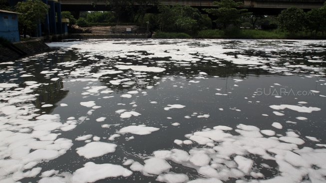 Kali Ancol Tercemar Limbah Berbusa