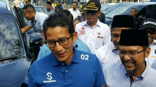 Foto Bareng Afgan, Sandiaga Uno : Please Banget Jangan Tertukar