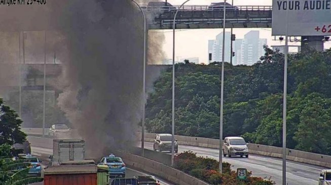 Kebakaran di Kolong Tol Pluit, Arus Lalin ke Bandara Soetta Dialihkan