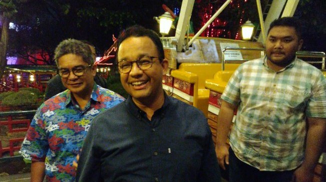 Gubernur DKI Jakarta Anies Baswedan menjajal wahana permainan Kora-Kora di area wisata Dufan, Ancol, Jakarta Utara pada, Jumat (29/3/2019) malam. [Suara.com/Stephanus Aranditio]