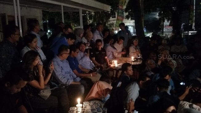 Kampanye Earth Hour, Sandiaga Nonton Debat Lewat Live Streaming di HP