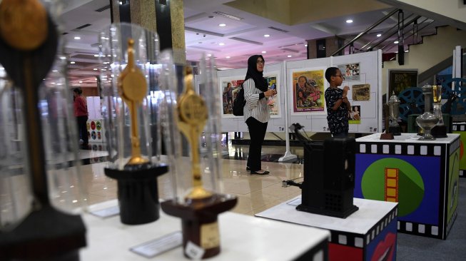 Pengunjung mengamati pameran sejarah perfilman nasional di Gedung Kemendikbud, Jakarta, Sabtu (30/3).  [ANTARA FOTO/Wahyu Putro]