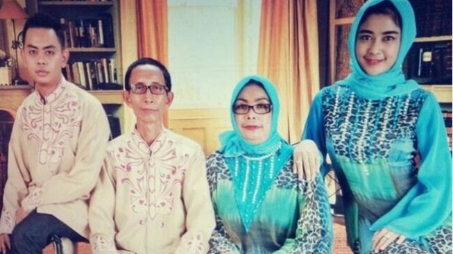 Uut Permatasari bersama ayah, ibu dan adiknya. [Instagram]