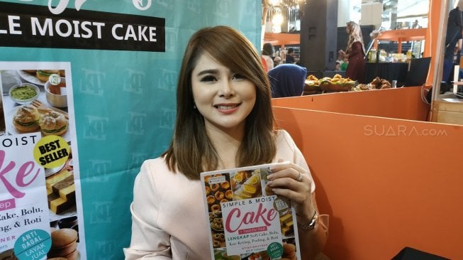 Kristin Yuliana Santosa, penulis buku Simple & Moist Cake. (Suara.com/Firsta Putri Nodia) 