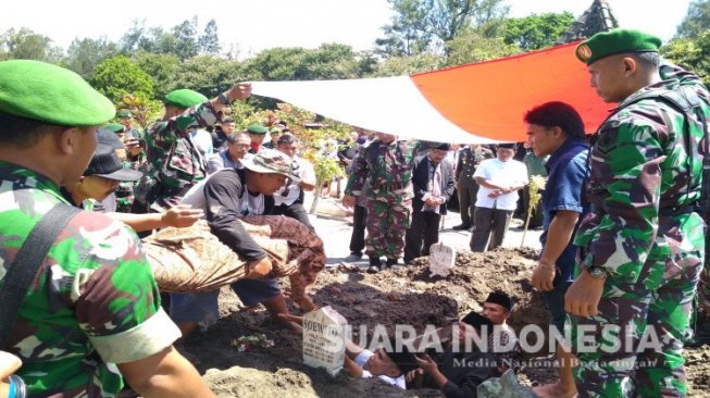 Wakil Wali Kota Malang Turun ke Liang Lahat untuk Kubur Jenazah Ayahnya