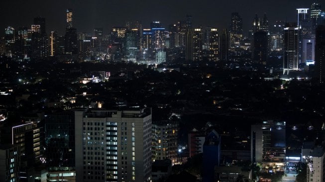 Suasana Monas yang penerangannya dipadamkan saat berlangsung Earth Hour di Jakarta, Sabtu (30/3). ANTARA FOTO/Sigid Kurniawan