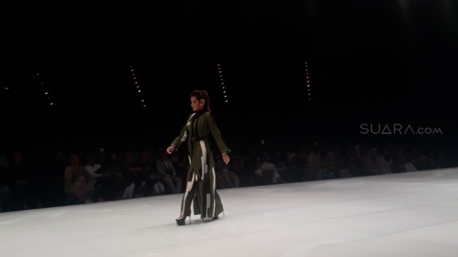 Kreasi Dian Pelangi bertema 'Kroma' di panggung Indonesia Fashion Week (IFW) 2019 di Jakarta Convention Center (JCC), Jakarta Sabtu (30/3/2019). [Suara.com/Dinda Rachmawati]