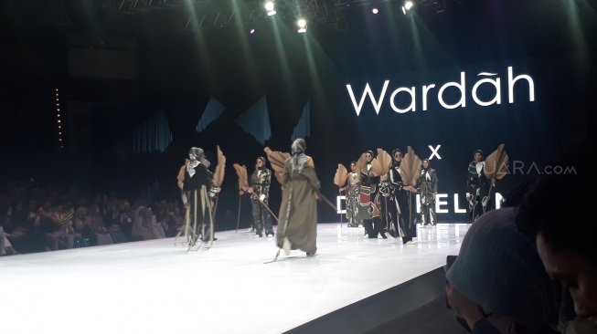 Kreasi Dian Pelangi bertema 'Kroma' di panggung Indonesia Fashion Week (IFW) 2019 di Jakarta Convention Center (JCC), Jakarta Sabtu (30/3/2019). [Suara.com/Dinda Rachmawati]