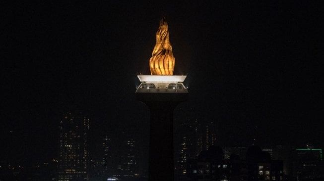 Suasana Monas yang penerangannya dipadamkan saat berlangsung Earth Hour di Jakarta, Sabtu (30/3). ANTARA FOTO/Sigid Kurniawan