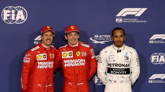 Pebalap Ferrari Charles Leclerc (tengah pole) meraih pole position GP Bahrain setelah mengalahkan rekan setimnya Sebastian Vettel (kanan) dan pebalap Mercedes' Lewis Hamilton (di posisi ketiga). KARIM SAHIB / AFP