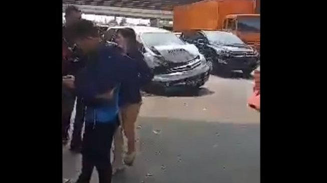 Mobil iring-iringan rombongan wartawan kecelakaan di Tol Cikampek.