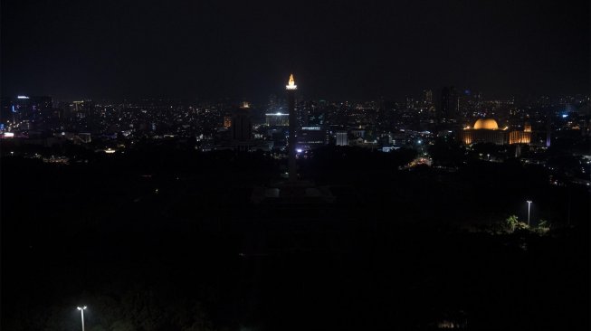 Suasana Monas yang penerangannya dipadamkan saat berlangsung Earth Hour di Jakarta, Sabtu (30/3). ANTARA FOTO/Sigid Kurniawan