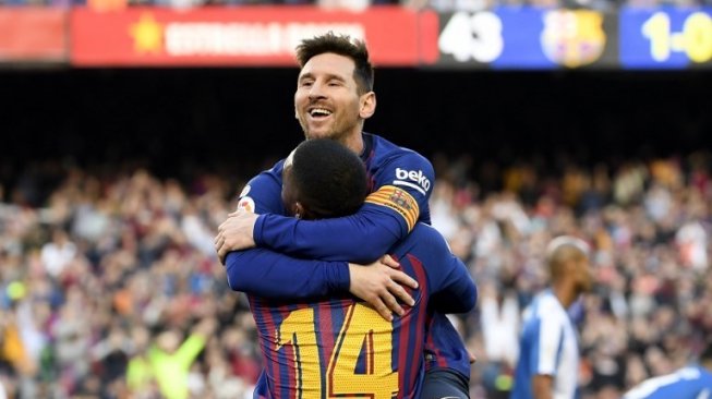 Bintang Barcelona Lionel Messi merayakan golnya dengan Malcom setelah menjebol gawang Espanyol dalam lanjutan Liga Spanyol di  Camp Nou. LLUIS GENE / AFP