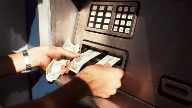 Kasihan Melihat Saldo ATM Korban Kosong, Perampok Ini Kembalikan Uangnya