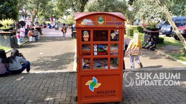 Miris, Kotak Literasi yang Harusnya Menampung Wakaf Buku Malah Berisi Ini