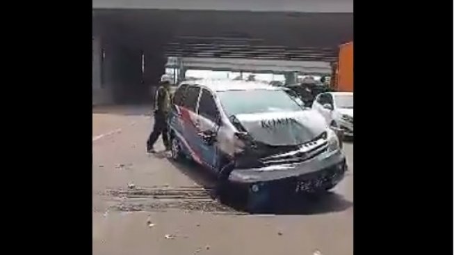 Mobil iring-iringan wartawan kecelakaan di Tol Cikampek.