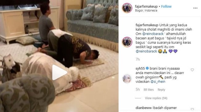 Rekaman Reino Barack jadi imam salat. [instagram/fajarfxmakeup]