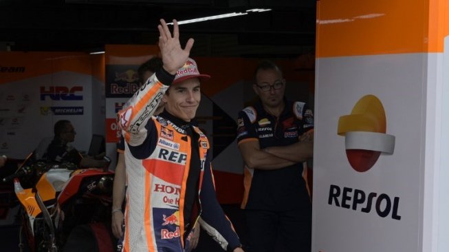 Pebalap Repsol Honda Marc Marquez menyapa para fansnya saat kualifikasi MotoGP Argentina di sirkuit Termas de Rio Hondo. Juan MABROMATA / AFP