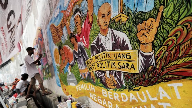 Seniman menggambar mural di kawasan Sudirman, Jakarta, Minggu (31/3). [Suara.com/Muhaimin A Untung]