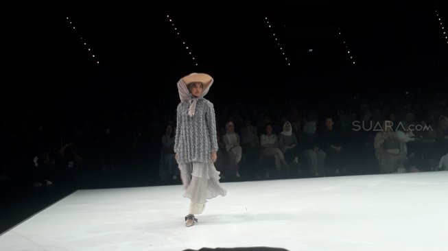 Koleksi Ria Miranda bertema Lacia di panggung Indonesia Fashion Week (IFW) 2019 di Jakarta Convention Center (JCC), Jakarta, Sabtu (30/3/2019). [Suara.com/Dinda Rachmawati]