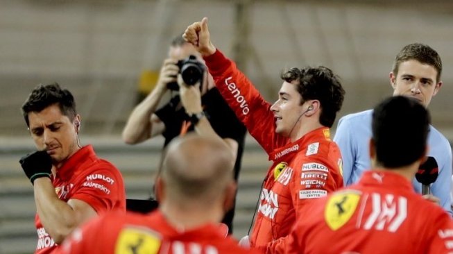 Pebalap Ferrari Charles Leclerc merayakan keberhasilannya meraih pole position di GP Bahrain. KARIM SAHIB / AFP