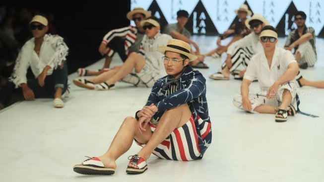 Model mengenakan busana rancangan Ivan Gunawan pada ajang Indonesia Fashion Week (IFW) 2019 di Jakarta Convention Center, Jakarta, Minggu (31/3). [Suara.com/Muhaimin A Untung]