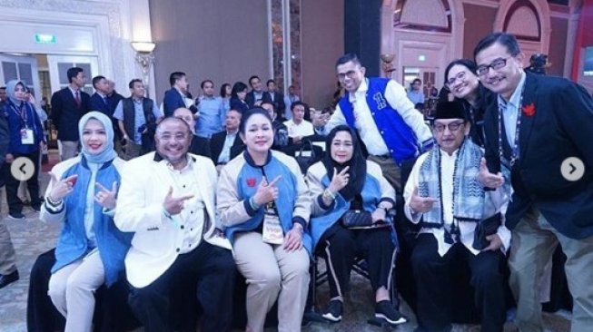 Titiek Soeharto diketahui memakai jaket bomber yang sama dengan Prabowo Subianto di hari debat capres Sabtu (30/3/2019) lalu. (Instagram/@nurasiauno)