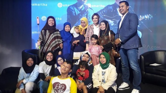 Rina Trisnawati dan Wulan Diahsari usai talkshow Amartha Impact Talks. (Suara.com/Dinda Rachmawati)