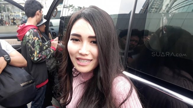 Kenakan Hijab ke TPS, Ayu Ting Ting Deg-degan Jelang Nyoblos