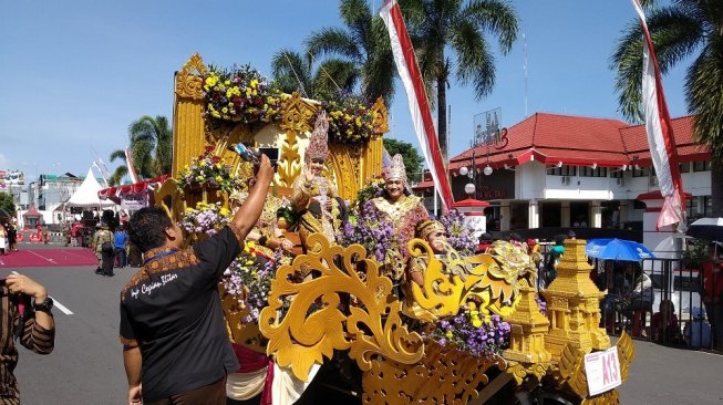 Pawai Budaya untuk memperingati puncak acara Hari Lahir Kota Blitar, Senin (1/4/2019). (Suara.com/Agus H)