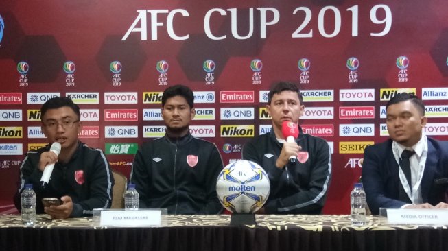 Pelatih PSM Makasaar Darije Kalezic (kedua kanan) dan pemain Abdul Rahmad (kedua kiri) dalam jumpa pers sehari jelang pertandingan. (Suara.com/Adie Prasetyo)