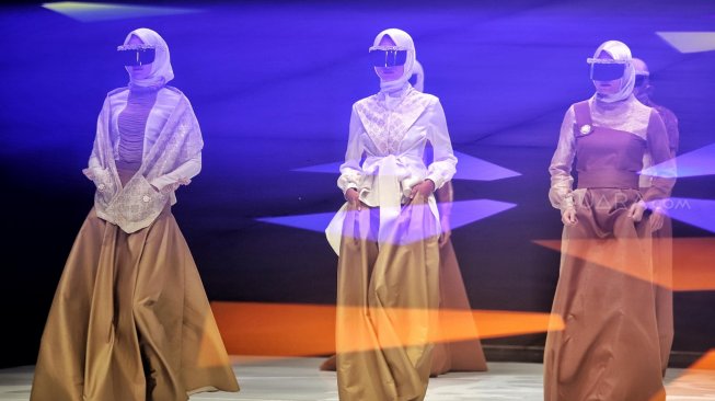 Model mengenakan busana rancangan Milameilia Signature pada ajang Indonesia Fashion Week (IFW) 2019 di Jakarta Convention Center, Jakarta, Minggu (31/3). [Suara.com/Muhaimin A Untung]