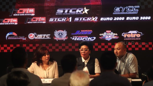 GM Sentul International Circuit Lola Moenek (tengah), Perwakilan dari IMI (Ikatan Motor Indonesia) yang juga Pembalap, Ananda Mikola (kanan), dan CEO ABM Enterprise Vivi Montolalu (kiri), saat Press Conference jelang kejurnas ISSOM 2019 di Jakarta, Senin (1/4). [Suara.com/Muhaimin A Untung]