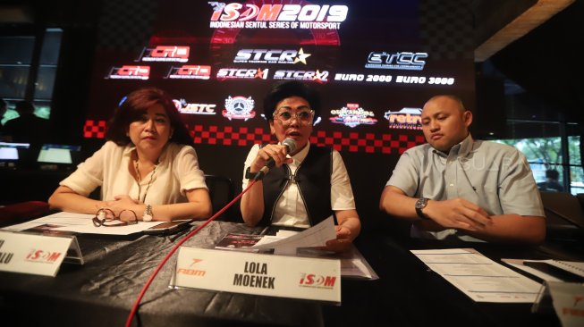 GM Sentul International Circuit Lola Moenek (tengah), Perwakilan dari IMI (Ikatan Motor Indonesia) yang juga Pembalap, Ananda Mikola (kanan), dan CEO ABM Enterprise Vivi Montolalu (kiri), saat Press Conference jelang kejurnas ISSOM 2019 di Jakarta, Senin (1/4). [Suara.com/Muhaimin A Untung]