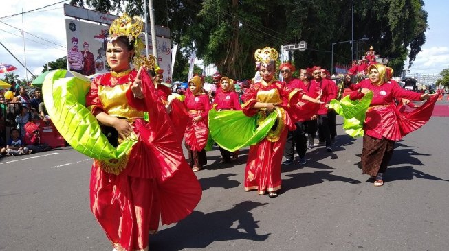 Pawai Budaya untuk memperingati puncak acara Hari Lahir Kota Blitar, Senin (1/4/2019). (Suara.com/Agus H)