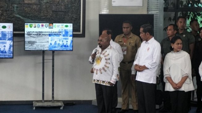 Tiba di Sentani, Jokowi Langsung Dapat Paparan Banjir dari Gubernur Papua